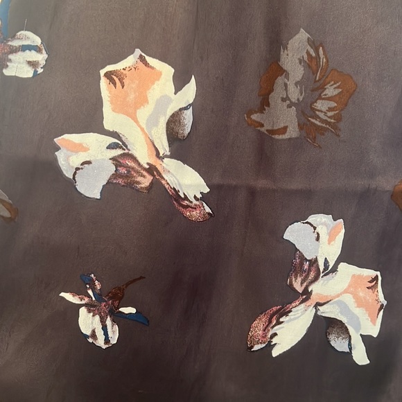 Banana Republic floral v neck top - Picture 2 of 4